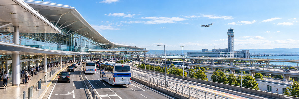 간사이국제공항 터미널과 공항버스가 보이는 전경
